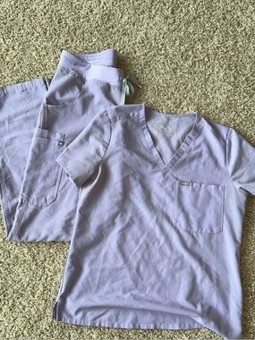 Figs Lavender V-Neck Scrub Set